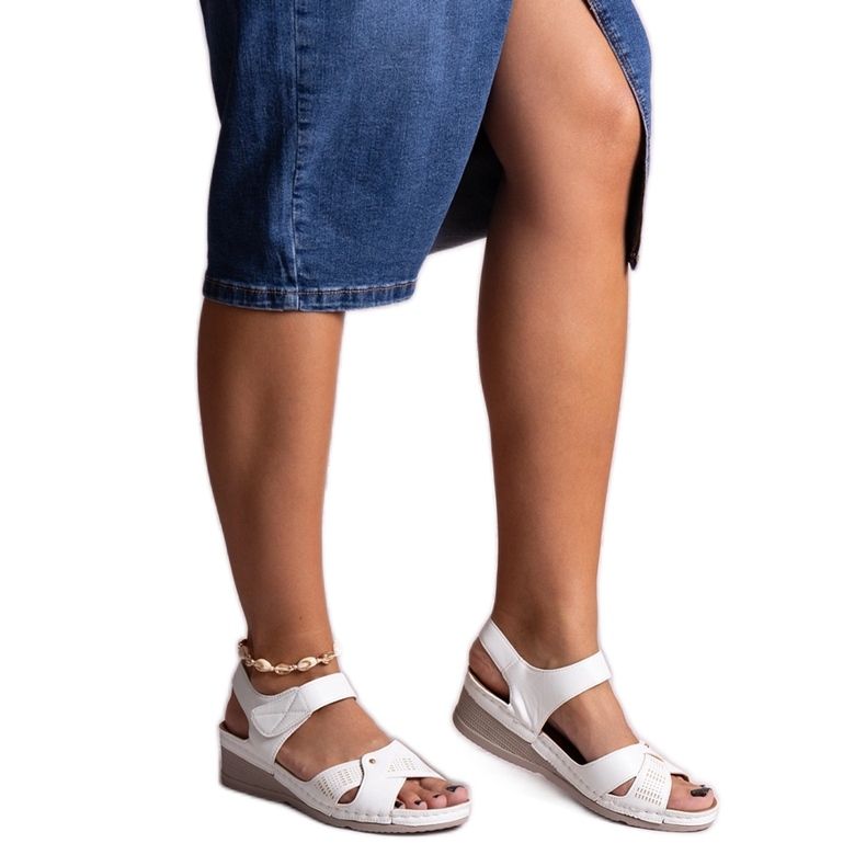 Vita Kirane sandaler med låg kil