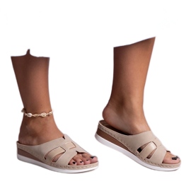 Beige ljusa tofflor med låg kil från Mifsuda