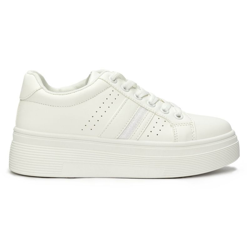 Vita sportsneakers på plattformen