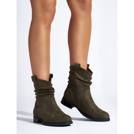 Mörkgröna stövlar med volang i mocka