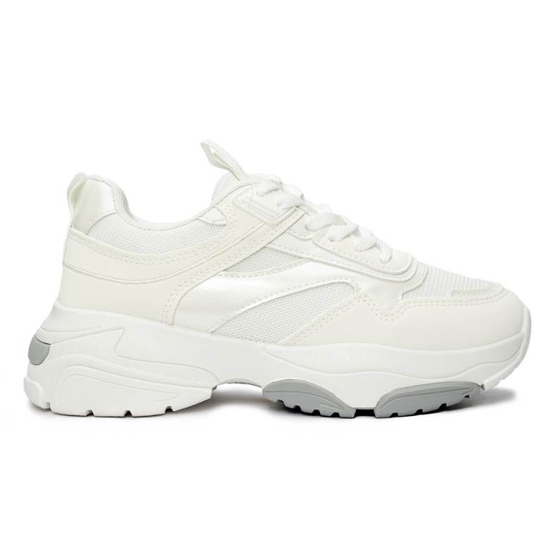 Vita sportskor med tjock sula