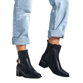 Svarta eleganta stövlar