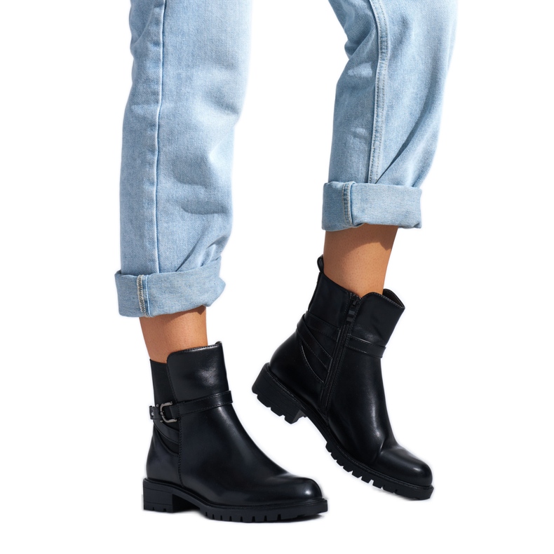 Svarta damstövlar med dekorativt spänne