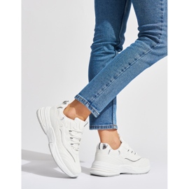 Vita damsportskor med tjock sula