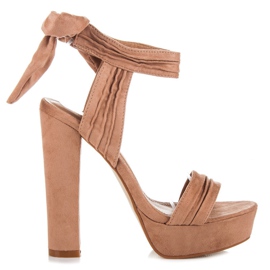 Comer Sandaler På Plattformen Med En Bindning brun