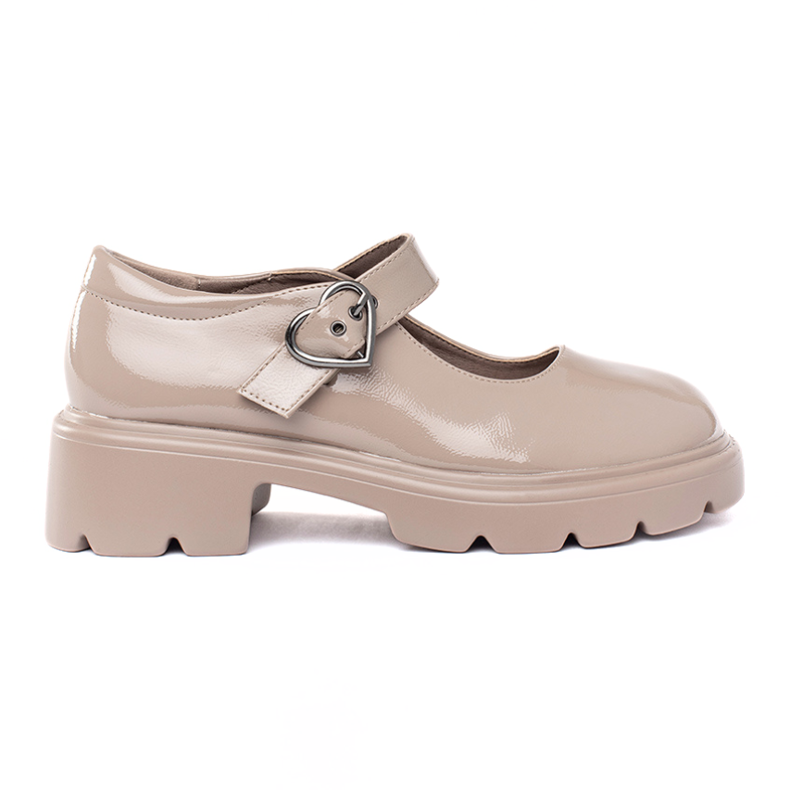 Patentbeige loafers med tjock sula