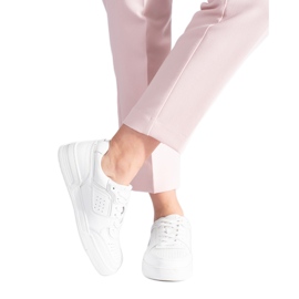 Vita sneakers på plattformen