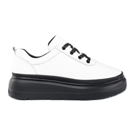 Vita läderskor på en svart plattform