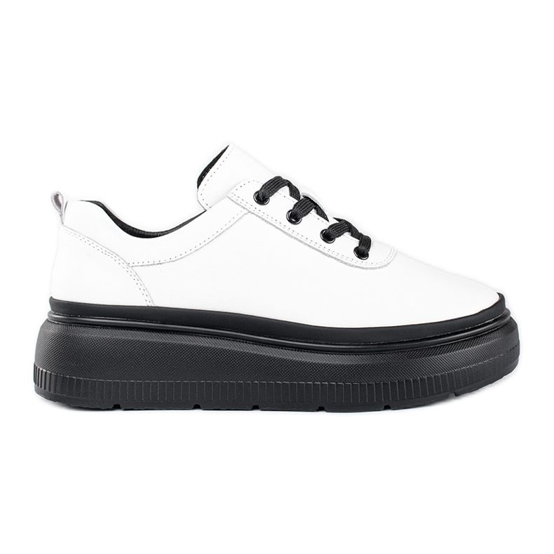 Vita läderskor på en svart plattform