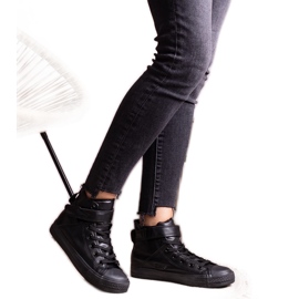 Svarta high-top sneakers gjorda av Bonbonita eco-läder