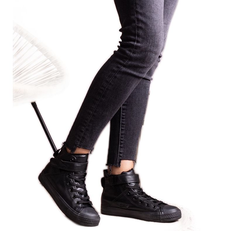 Svarta high-top sneakers gjorda av Bonbonita eco-läder