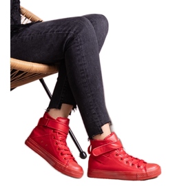 Röda high-top sneakers gjorda av Bonbonita eco-läder