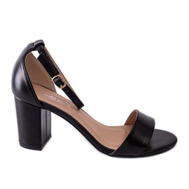 Svarta högklackade sandaler från Asgha