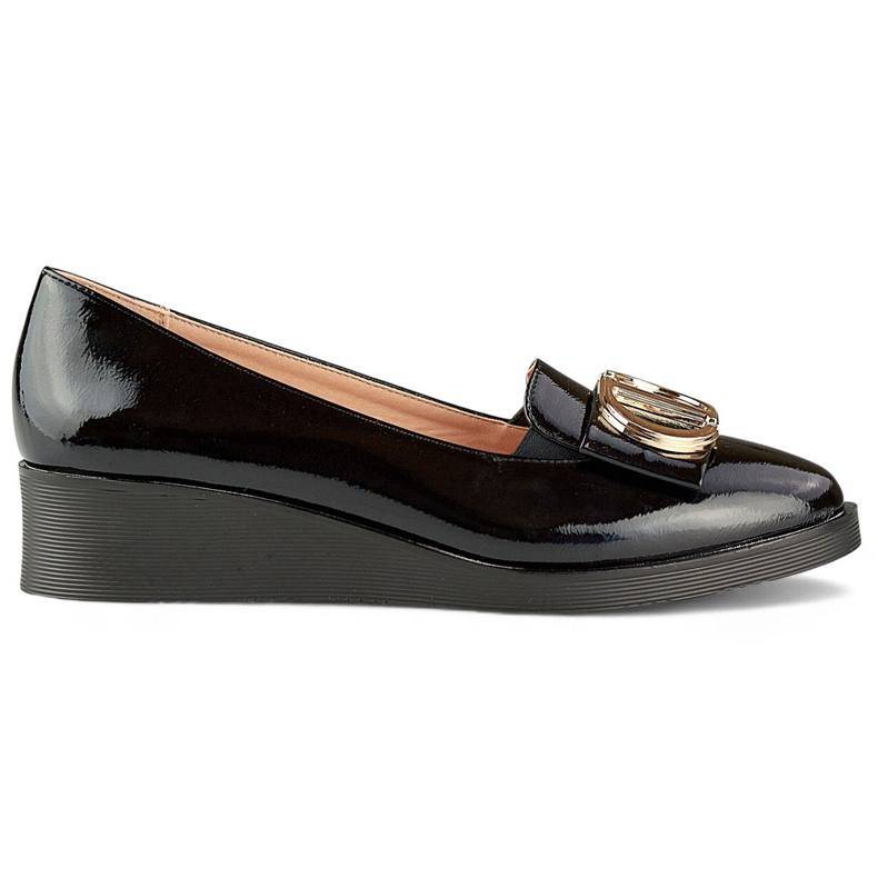 Eleganta svarta lackskor med dekoration på en låg kil