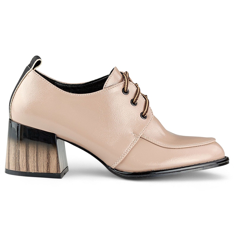 Lackade beige stövlar på röd klack, eleganta damskor