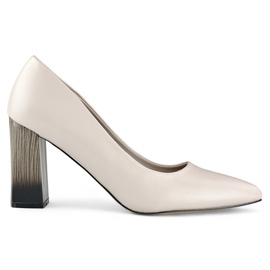 Beige högklackade pumps med innersula i läder