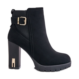 Damstövlar med guldspänne på hög klack, isolerade svarta Erilanes