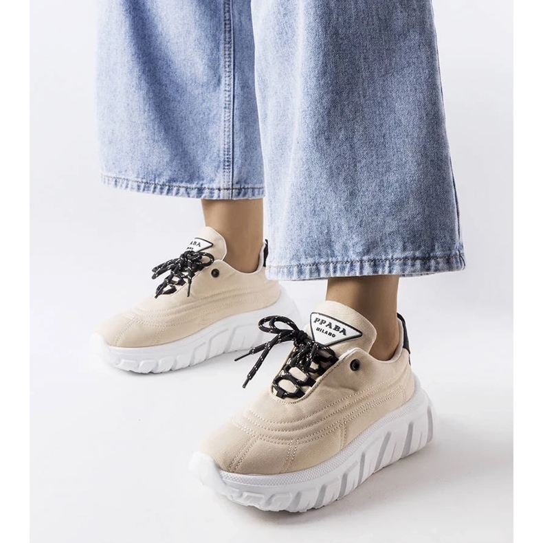 Ankelstövlar för kvinnor i beige läder på plattformen, isolerade stövlar av naturligt läder