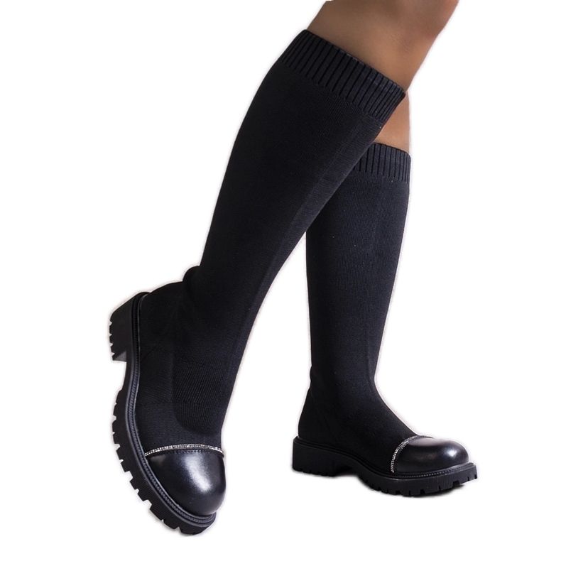 Svarta stövlar dekorerade med Sayega zirkoner