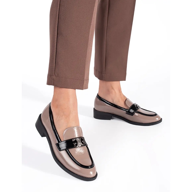 Patentbeige och svarta dammockasiner