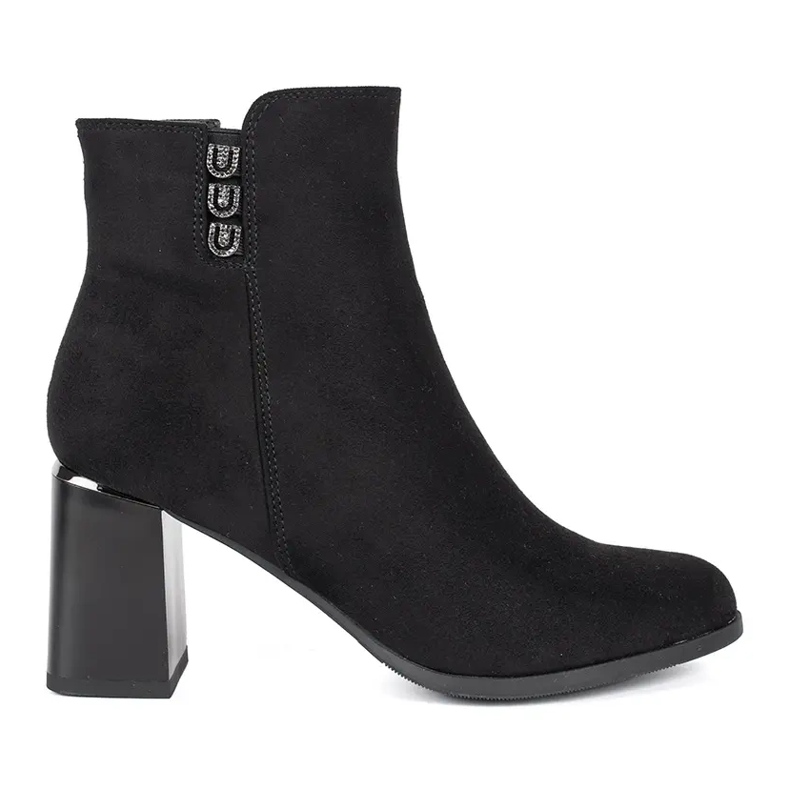 Svarta mocka stövlar på stolpen