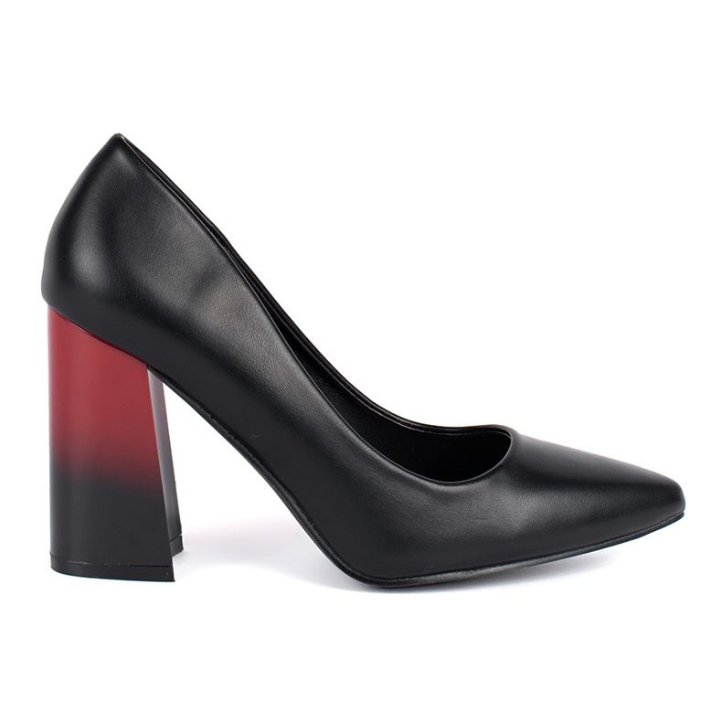 Damsvarta pumps på stolpen