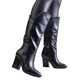 Svarta högklackade stövlar i Amare ekoläder