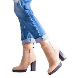 Beige stövlar med strass från Hayet