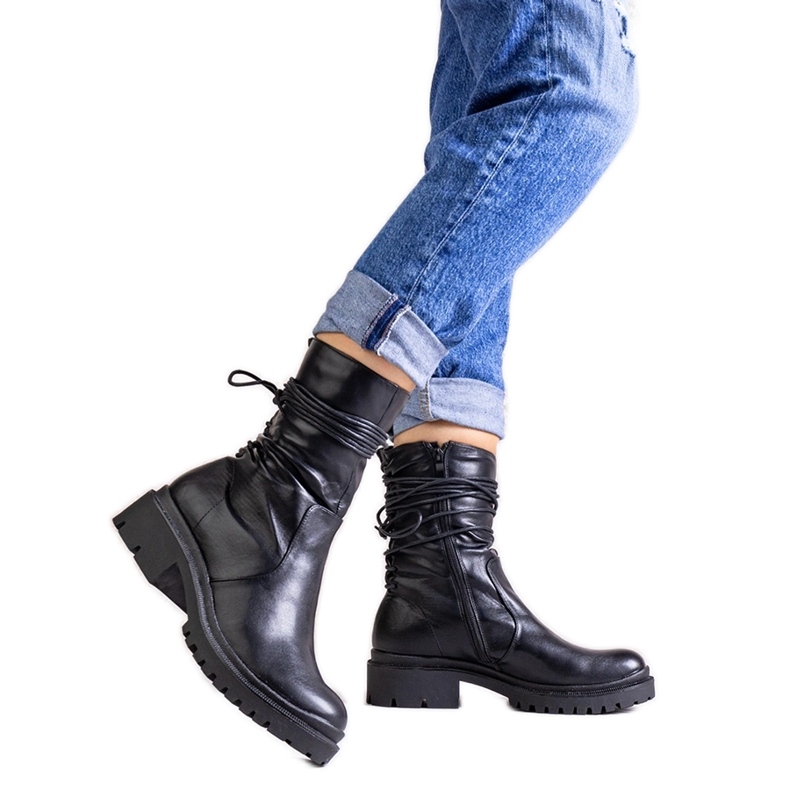 Svarta stövlar av Sahera eco-läder