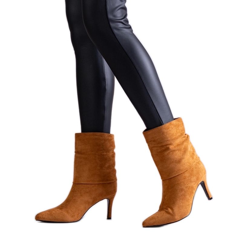 Bruna Bileis stövlar med hög klack beige