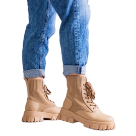 Beige stövlar med flexibel ovandel från Zogba