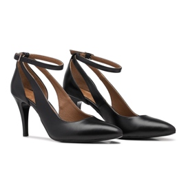 BUTDAM Livia dans höga klackar med svart rem runt ankeln