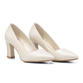 BUTDAM Läderpumps på en fashionabel ecru häl Alicja beige