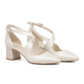 BUTDAM Lågklackade pumps med ecru Alba-band beige