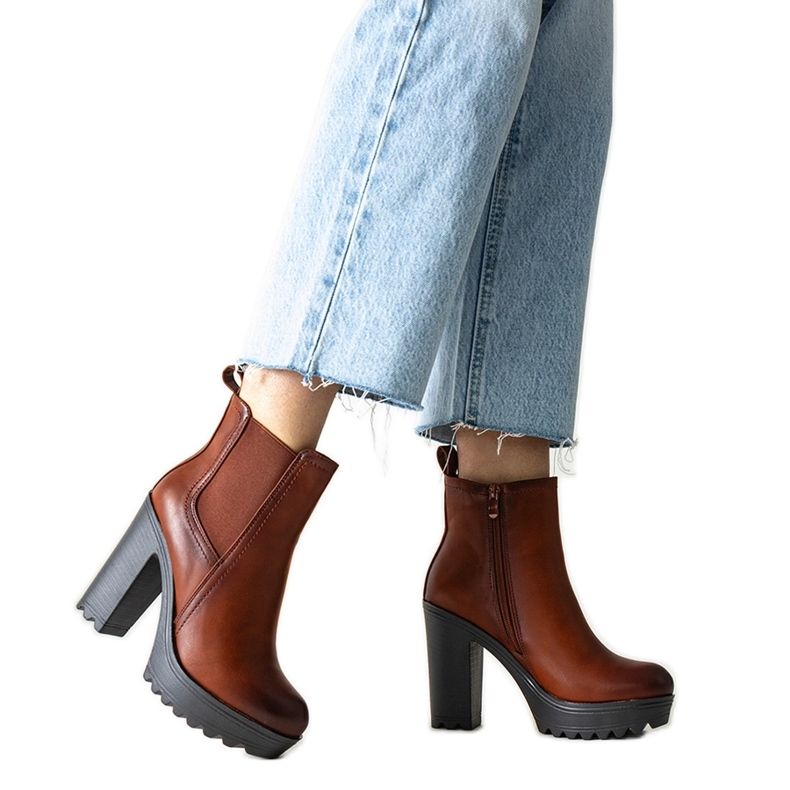 Bruna stövletter med hög klack från Maladi