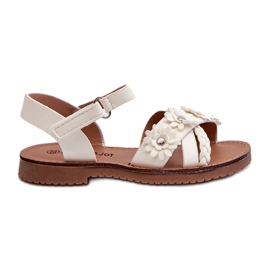 Flickans sandaler fästs med kardborrband med vita blommor