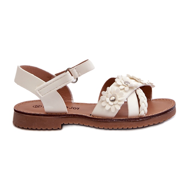 Flickans sandaler fästs med kardborrband med vita blommor