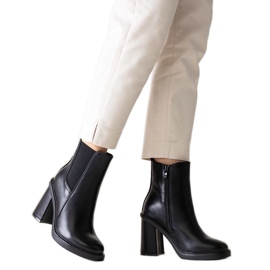 Svarta stövlar av Almase ekoläder