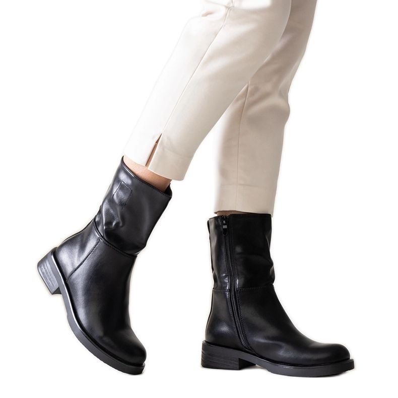 Svarta klassiska stövlar av Atiena ekoläder