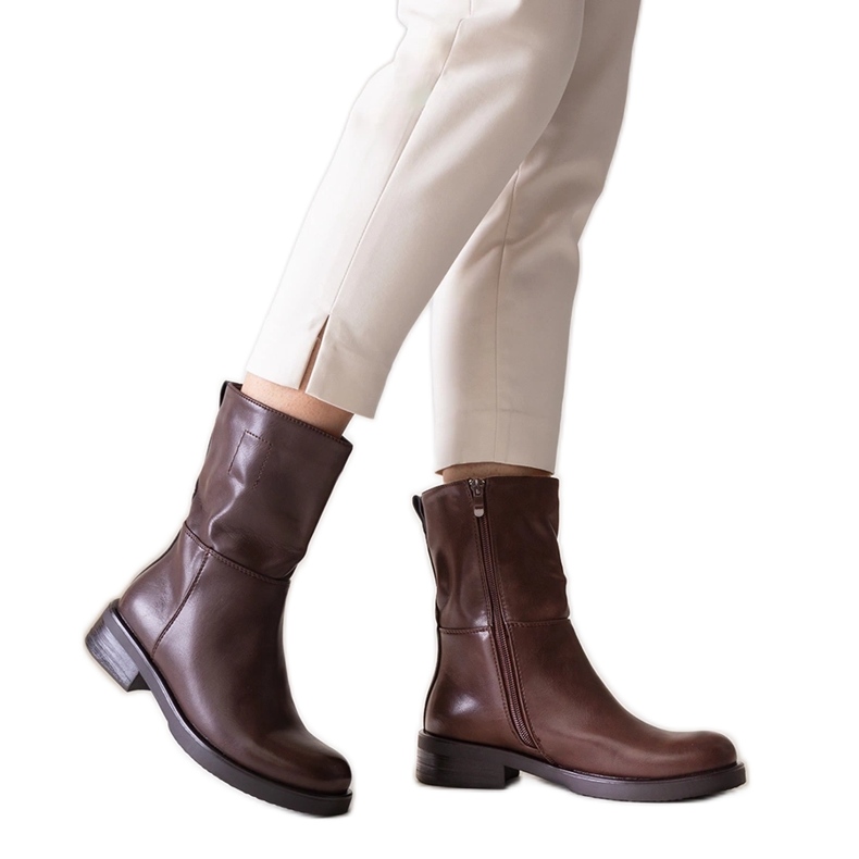 Bruna klassiska stövlar av Atiena ekoläder