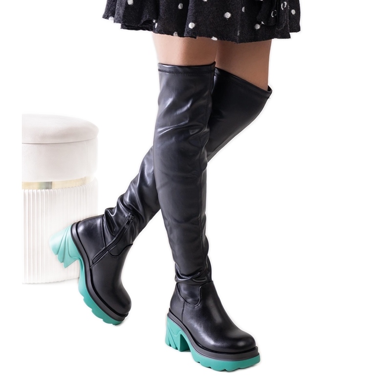 Svarta isolerade stövlar med ett massivt Meragomi-block