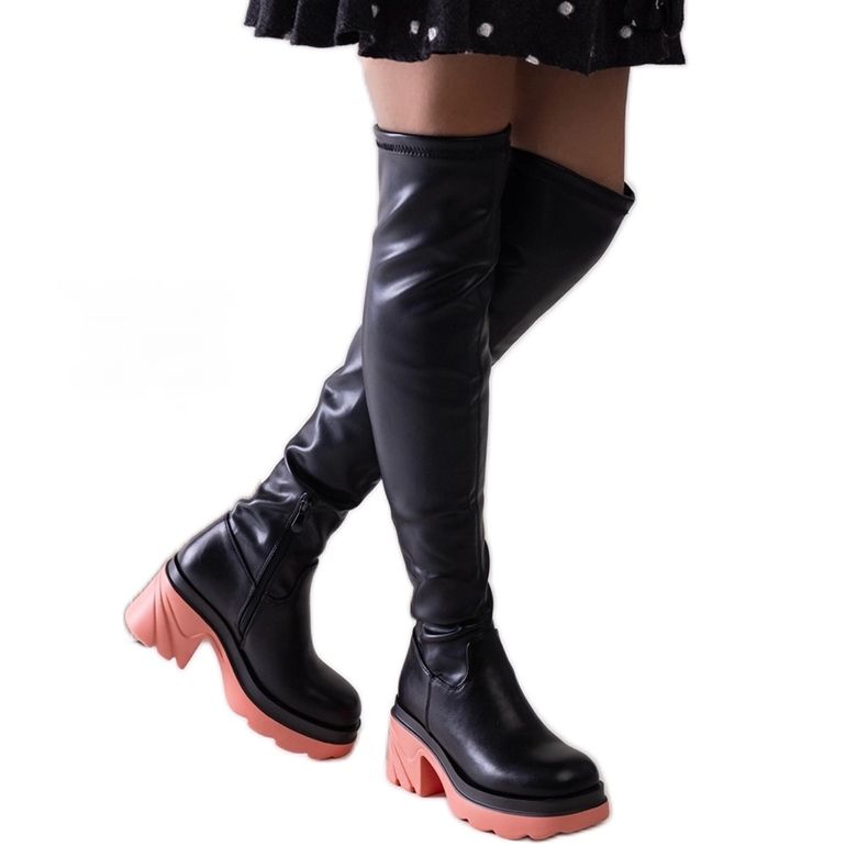 Svarta isolerade stövlar med ett massivt Meragomi-block