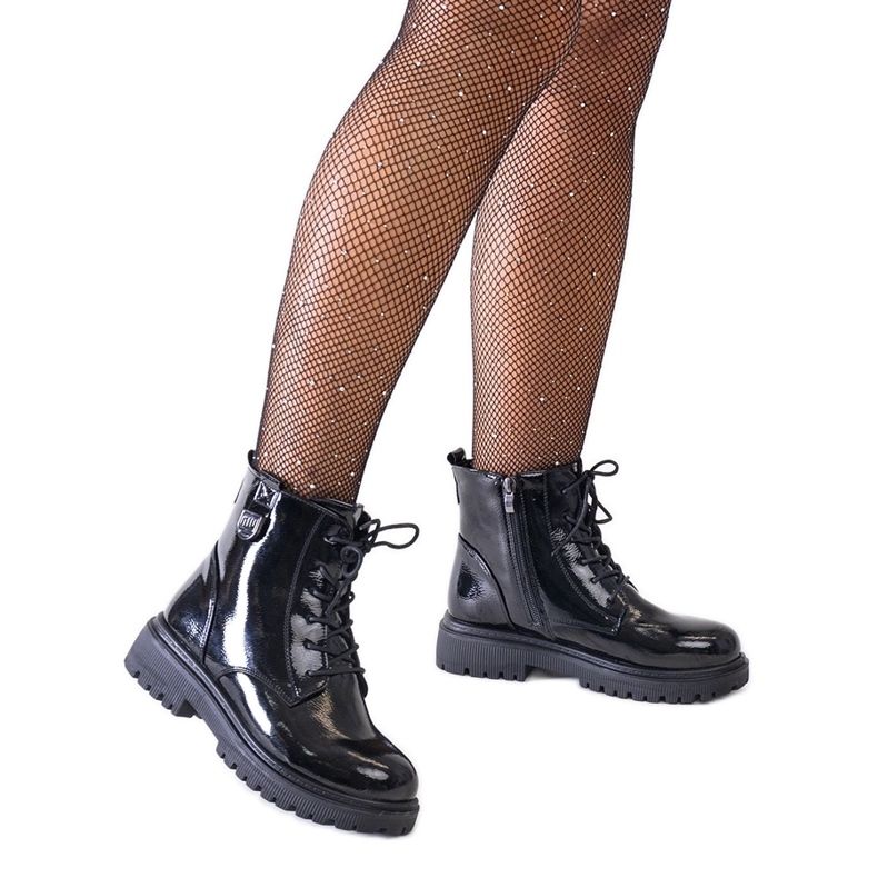 Svarta ankelstövlar för patentarbetare på Leonora-plattformen