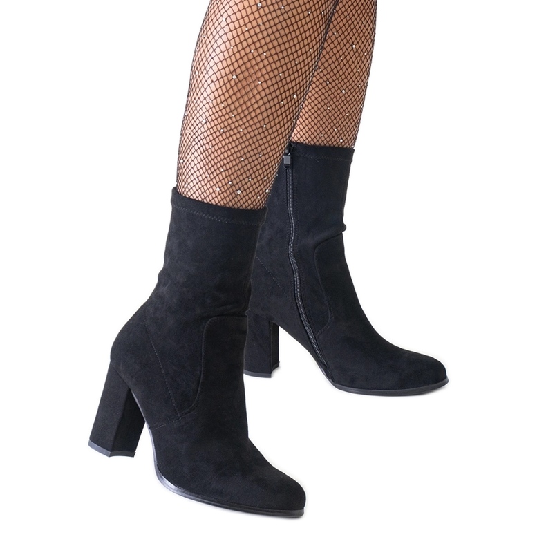 Svarta högklackade stövlar i eko-mocka från Haner