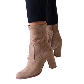 Beige passformade högklackade stövlar i eko-mocka från Haner