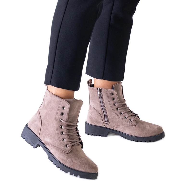 Bruna arbetsstövlar i ekomocka på Barosa-plattformen