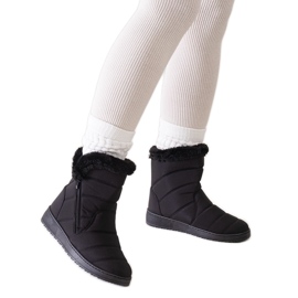 Svarta snöstövlar dekorerade med Khit-päls