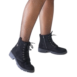 Svarta arbetsstövlar i ekomocka på Madana-plattformen