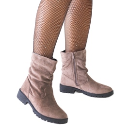 Bruna skrynkliga stövlar av eko-mocka Hinda