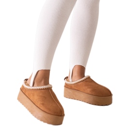 Bruna tofflor dekorerade med broderier på hög plattform av Luanela